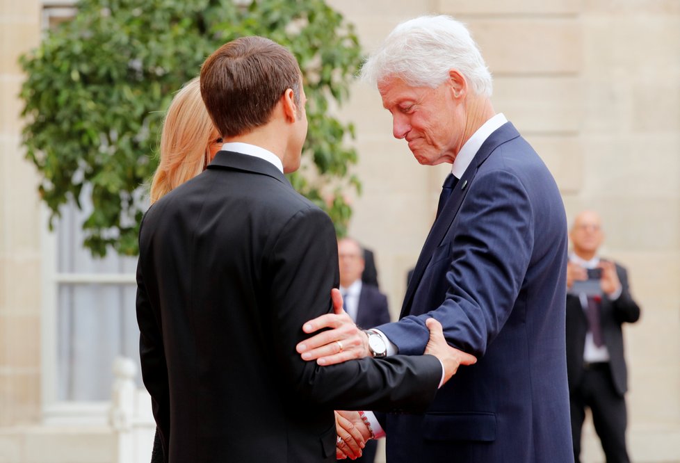Exprezident USA Bill Clinton na podzim 2019 ve Francii při pohřbu Chiraca - vítání s Emmanuelem Macronem a jeho ženou Brigitte