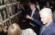 Bývalý prezident USA Bill Clinton zavzpomínal na návštěvu Prahy před 30 lety. V Redutě mu dělali společnost například prezident Petr Pavel s manželkou Evou, první dáma Dagmar Havlová, kterou doprovázela dcera Nina, někdejší premiér Mirek Topolánek či americký velvyslanec v Praze Bijan Sabet. Bývalý prezident USA Bill Clinton zavzpomínal na návštěvu Prahy před 30 lety. V Redutě mu dělali společnost například prezident Petr Pavel s manželkou Evou, první dáma Dagmar Havlová, kterou doprovázela dcera Nina, někdejší premiér Mirek Topolánek či americký velvyslanec v Praze Bijan Sabet.