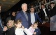 Bývalý prezident USA Bill Clinton zavzpomínal na návštěvu Prahy před 30 lety. V Redutě mu dělali společnost například prezident Petr Pavel s manželkou Evou, první dáma Dagmar Havlová, kterou doprovázela dcera Nina, někdejší premiér Mirek Topolánek či americký velvyslanec v Praze Bijan Sabet. Bývalý prezident USA Bill Clinton zavzpomínal na návštěvu Prahy před 30 lety. V Redutě mu dělali společnost například prezident Petr Pavel s manželkou Evou, první dáma Dagmar Havlová, kterou doprovázela dcera Nina, někdejší premiér Mirek Topolánek či americký velvyslanec v Praze Bijan Sabet.