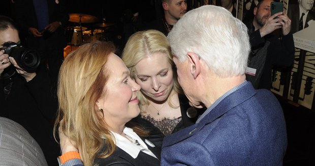 Exkluzivní foto z Clintonovy návštěvy Reduty. S Havlovou mluvil o dětech a vzpomínal na Havla