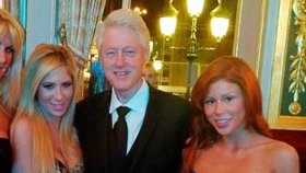 Brooklyn Lee (vpravo) pověsila fotografii s Billem Clintonem a kolegyní Tashou Reign na Twitter