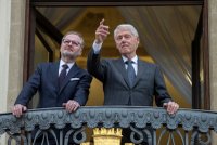 Clinton v Praze: Setkání s Fialou, procházka po Karlově mostě i vzpomínka v Redutě