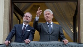 Clinton v Praze: Setkání s Fialou, recepce na ambasádě, procházka po Karlově mostě i Reduta