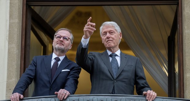 Clinton v Praze: Setkání s Fialou, recepce na ambasádě, procházka po Karlově mostě i Reduta