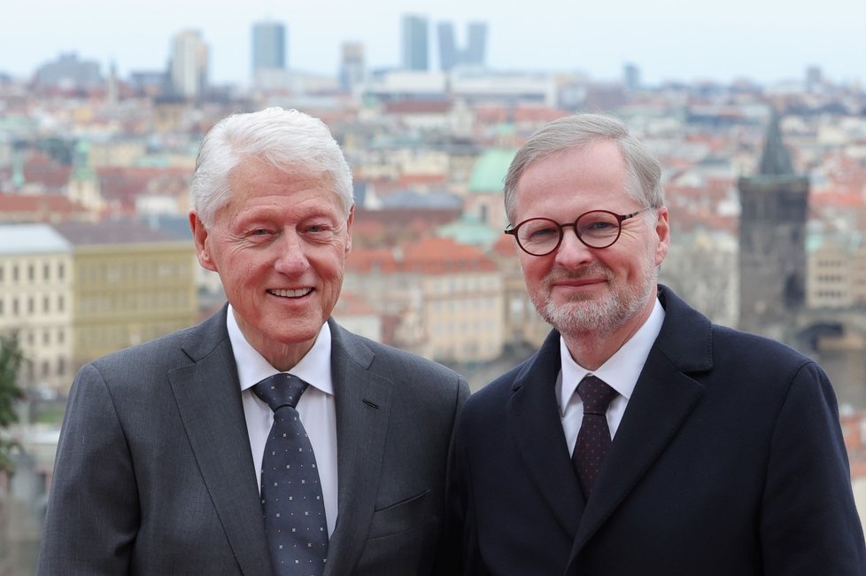 Bývalý americký prezident Bill Clinton s premiérem Petrem Fialou. (11.3.2024)