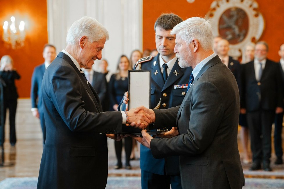 Bývalý americký prezident Bill Clinton převzal na Pražském hradě od prezidenta Petra Pavla Řád Tomáše Garrigua Masaryka I. třídy. (12. 3. 2024).
