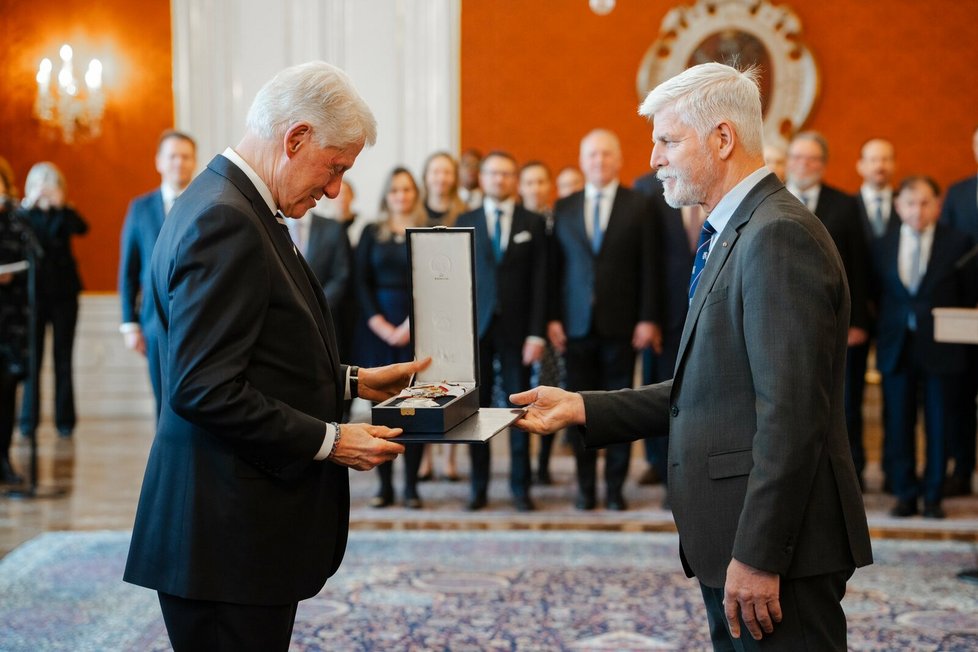 Bývalý americký prezident Bill Clinton převzal na Pražském hradě od prezidenta Petra Pavla Řád Tomáše Garrigua Masaryka I. třídy. (12. 3. 2024).
