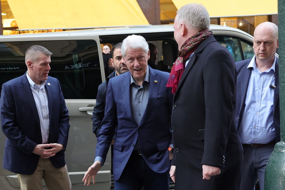 Bývalý americký prezident Bill Clinton při příjezdu do Reduty (10.3.2024)