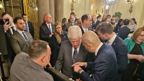 Bill Clinton dostal v Praze další saxofon do sbírky.