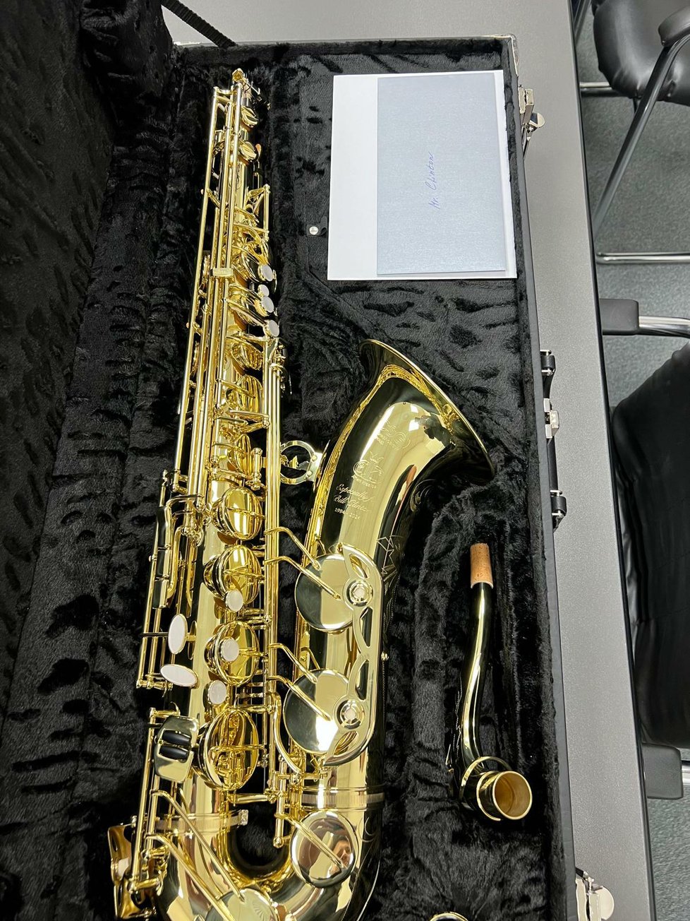 Bill Clinton dostal v Praze další saxofon do sbírky.