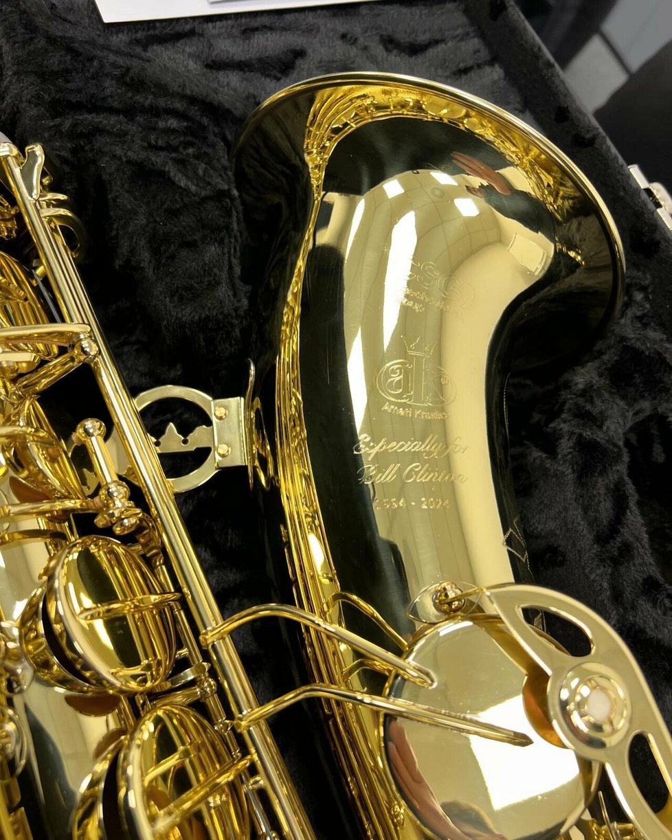 Bill Clinton dostal v Praze další saxofon do sbírky.