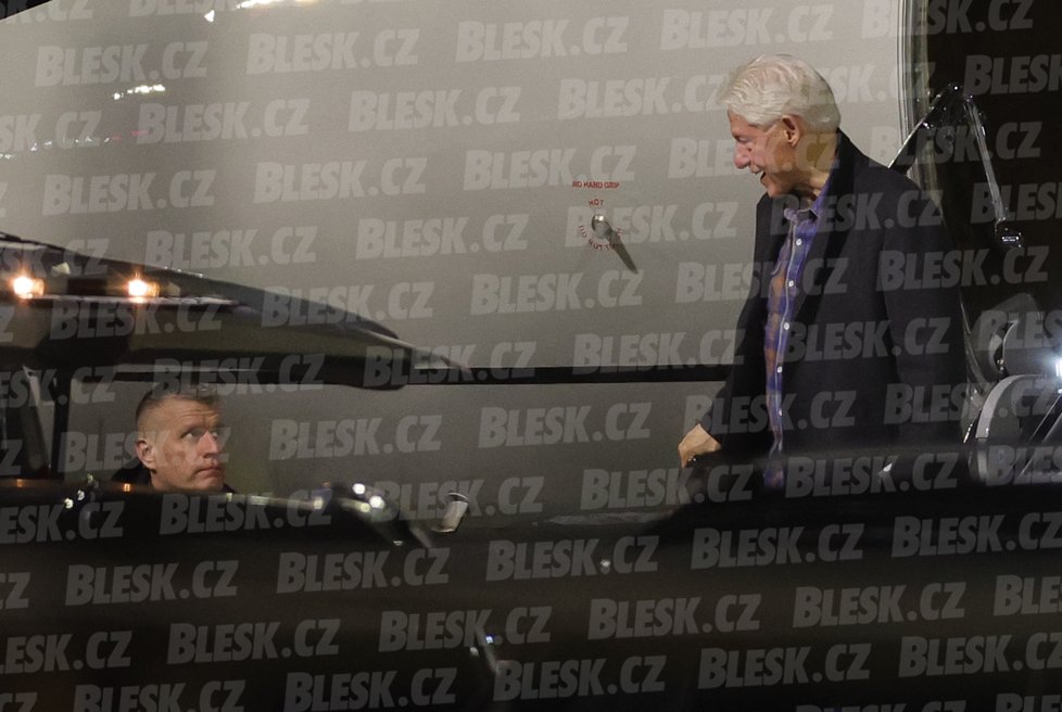 Americký exprezident Bill Clinton v noci přistál v Praze (9.3. 2024).