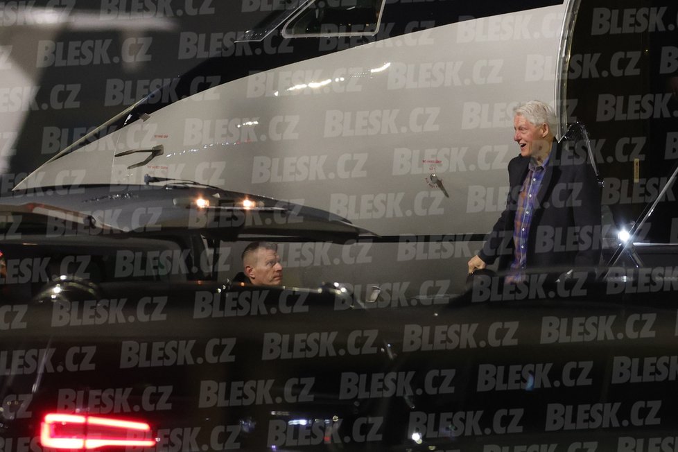 Americký exprezident Bill Clinton v noci přistál v Praze (9.3. 2024).