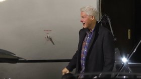 Americký exprezident Bill Clinton v noci přistál v Praze.