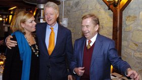 Bill Clinton se s Havlovými také přátelil.