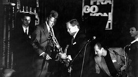 Bill Clinton v Redutě zahrál na saxofon (1994).