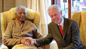 V polovině července navštívil Clinton Nelsona Mandelu, který slavil 94. narozeniny