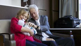 Bill Clinton s manželkou se radují z vnučky.