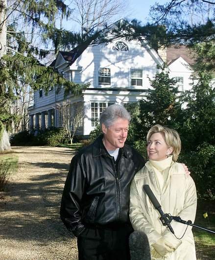 Bývalý americký prezident Bill Clinton s manželkou Hillary  před domem.