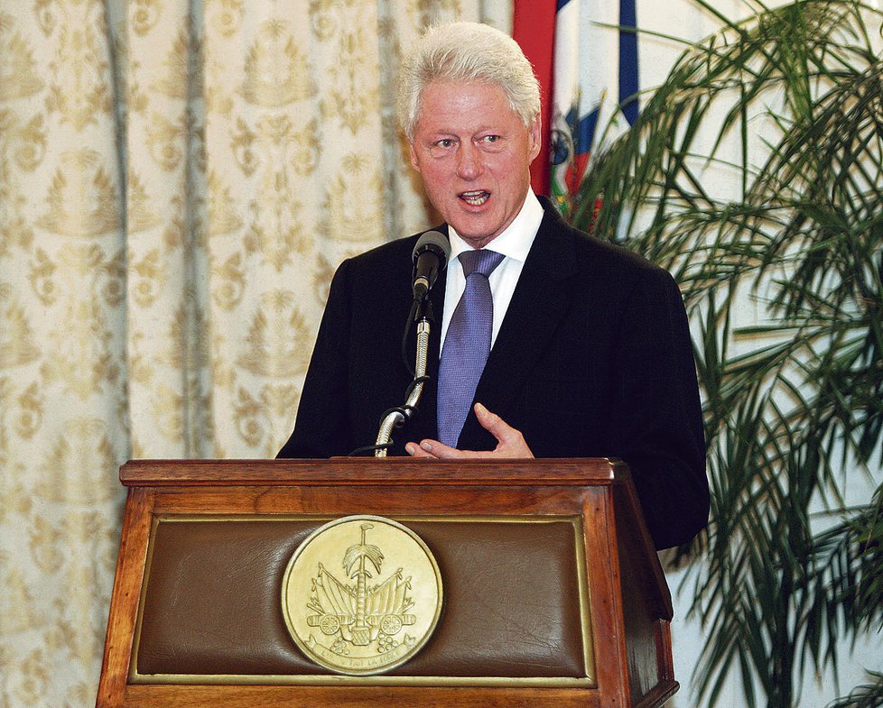 WILIAM JEFFERSON BLYTHE ALIAS BILL CLINTON - Svého otce nikdy neviděl. Zemřel při autonehodě dřív, než se Bill Clinton narodil. Jediné, co mu zbylo po otci, bylo jeho jméno. Když mu byly čtyři roky, matka se podruhé vdala za Rogera Clintona. Později už jako středoškolák přijal jméno Clinton i budoucí 42. americký prezident.