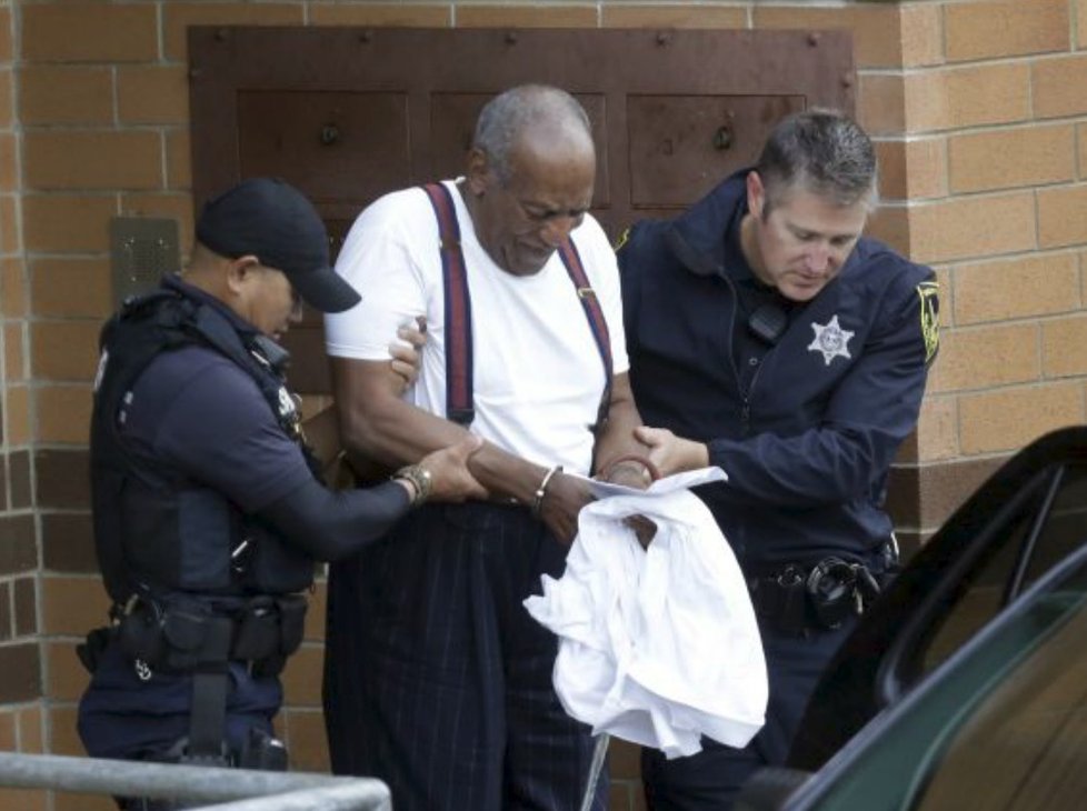 Bill Cosby odváděn od soudu v poutech