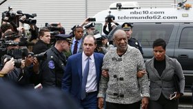 Bill Cosby byl obviněn ze znásilnění. Herec se k soudu dobelhal o holi.