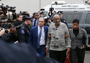 Bill Cosby byl obviněn ze znásilnění. Herec se k soudu dobelhal o holi.