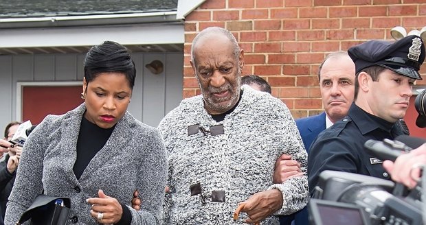 Bill Cosby byl obviněn ze znásilnění. Herec se k soudu dobelhal o holi.