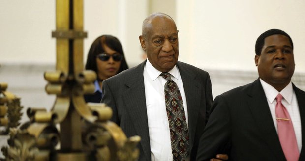 Billa Cosbyho museli k soudu odvést.
