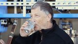 Miliardář Bill Gates: Napil se vody vyrobené z fekálií!