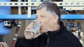 Bill Gates se napil vody vyrobené z fekálií.