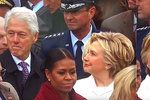 Koho to sleduješ, Bille? Hillary přistihla manžela při okukování žen.
