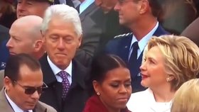 Bill si káravého pohledu své ženy po chvíli všiml.