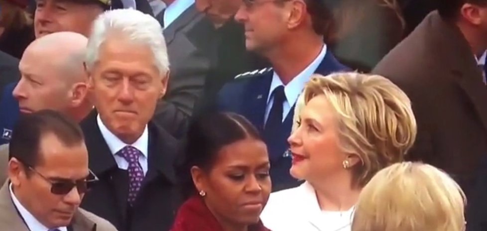 Bill si káravého pohledu své ženy po chvíli všimnul.