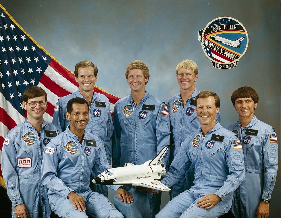 Posádka mise STS-61-C; Bill Nelson vlevo nahoře.