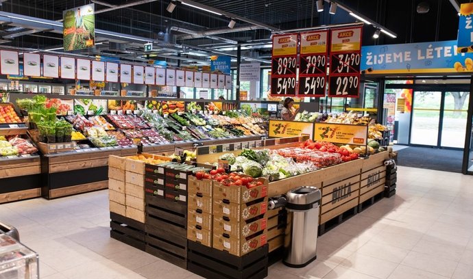 Řetězce investují miliardy do nových supermarketů. Malých prodejen naopak ubývá