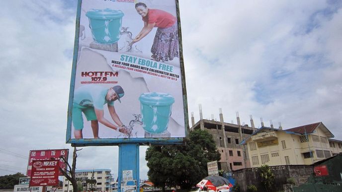 Billboard, který upozorňuje obyvatele Libérie, aby důsledně dodržovali hygienu