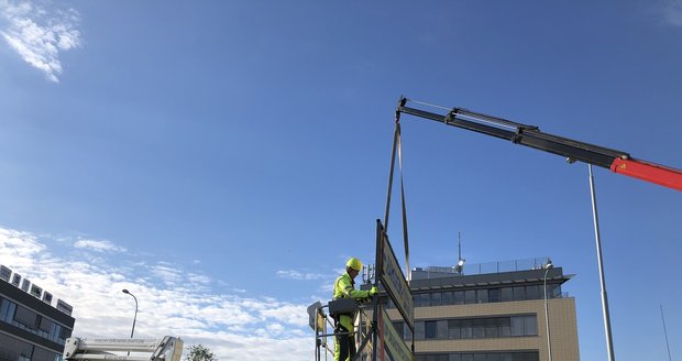 Na Radlické ulici, poblíž metra Nové Butovice magistrát ve spolupráci s firmou Technologie hlavního města Prahy demontovali nelegální billboard.