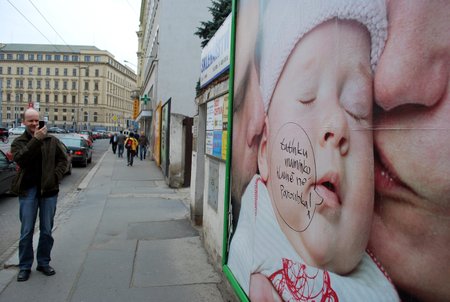 Někteří Brňané si upravený billboard ČSSD v centru města v ulici Cejl fotí mobily.