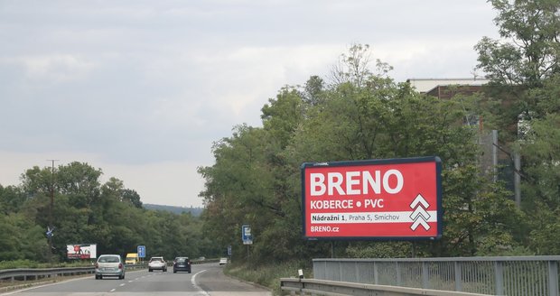 Také ve Zbraslavi na silnici R4 směrem na Prahu potkáte na druhém kilometru billboard pokojně stojící na pozemku ve správě města.