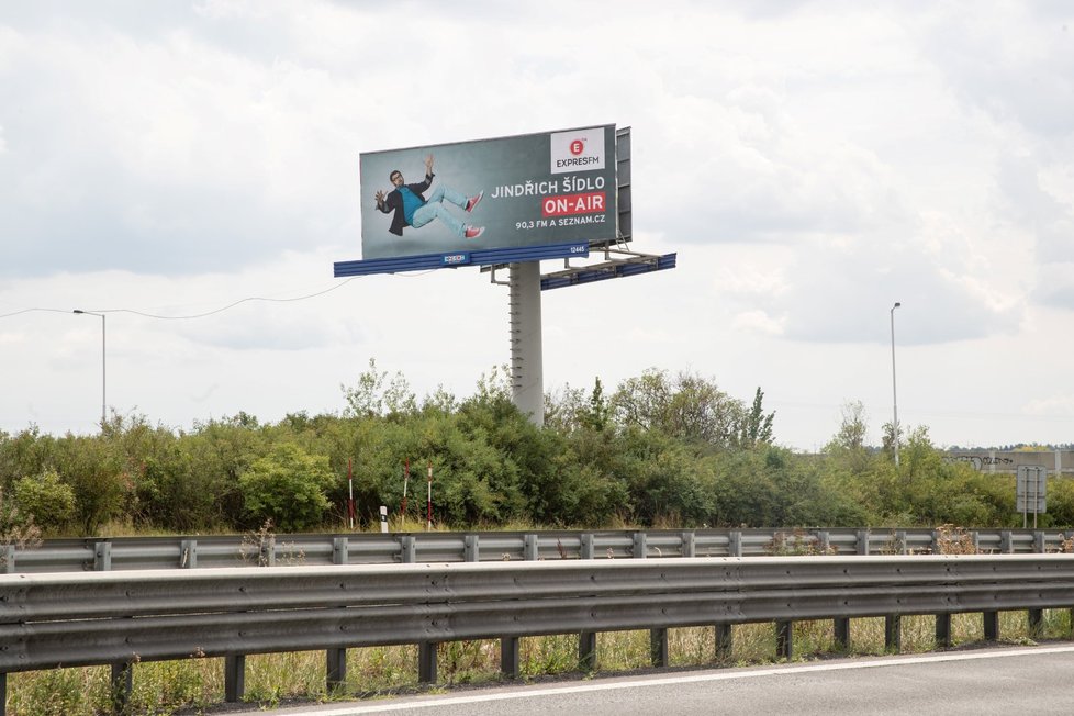 I billboard v Běchovicích na silnici D0 ve směru na Černý Most na 63 kilometru stojí na pozemku hlavního města.
