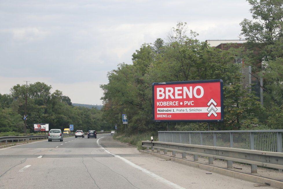 Na území Prahy splňuje všechny předpisy pouze 17 procent z celkem 1531 billboardů umístěných podél silnic první třídy.