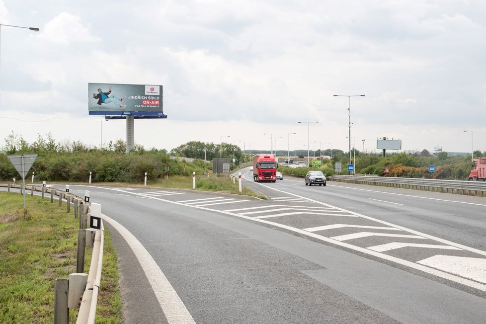 I billboard v Běchovicích na silnici D0 ve směru na Černý Most na 63 kilometru stojí na pozemku hlavního města.
