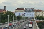 Reklamní plachta u Nuselského mostu v Praze dál obtěžuje místní obyvatele i řidiče.