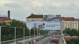 Nelegální reklama u Nuselského mostu: Řízení o jejím odstranění běží už 5 let, komu tečou peníze?