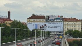 Reklamní plachta u Nuselského mostu v Praze