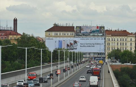 Kontroverzní reklama u Nuselského mostu zmizela. Obří banner provozovatel odstranil