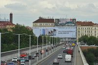 Nelegální reklama u Nuselského mostu: Řízení o jejím odstranění běží už 5 let, komu tečou peníze?