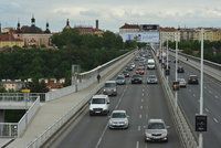 Aktivisté se spoutali řetězy a zablokovali Nuselák. Policie je odvedla