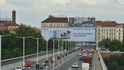 Nedávno odstraněná reklamní plachta u Nuselského mostu v Praze 